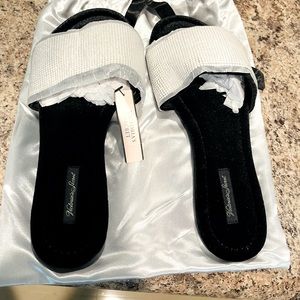 VICTORIA'S SECRET
Embellished Velvet Slides